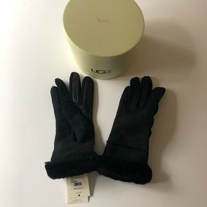 Ugg Sheepskin Exposed Tech Gloves